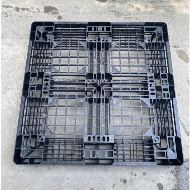 Pallet nhựa 1300 x 1100 x 120 mm hàng mới 90% công ty hoàng minh phân phối, cam kết hàng đẹp ko nứt vỡ, nặng 10kg