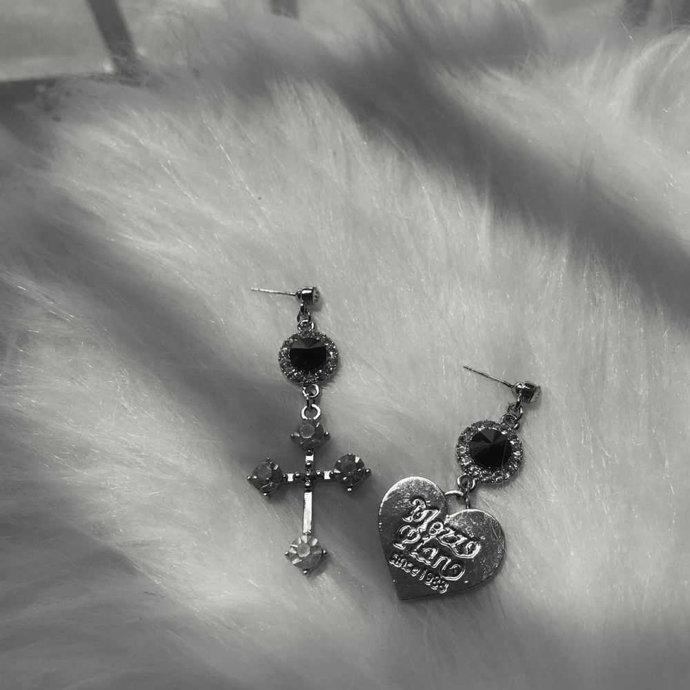 Bông tai hợp kim hình trái tim/ bươm bướm/ chữ thập phong cách gothic thời trang cho nữ