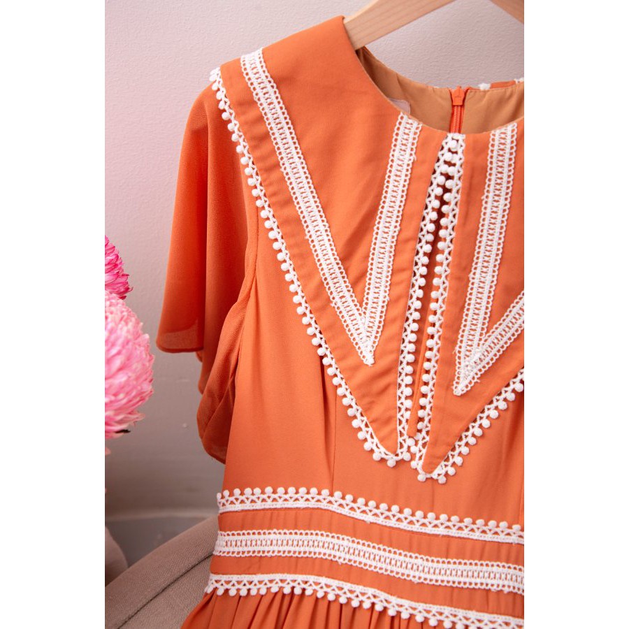 [Mã SKAMSALEP6 giảm 10% tối đa 100K đơn 150K] SÒ VINTAGE - COSY Đầm cổ nhọn tay cánh tiên viền ren | BigBuy360 - bigbuy360.vn