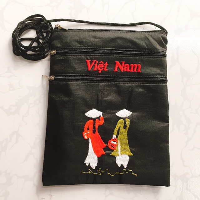 Túi đựng điện thoại thêu 3 cô gái Việt Nam .