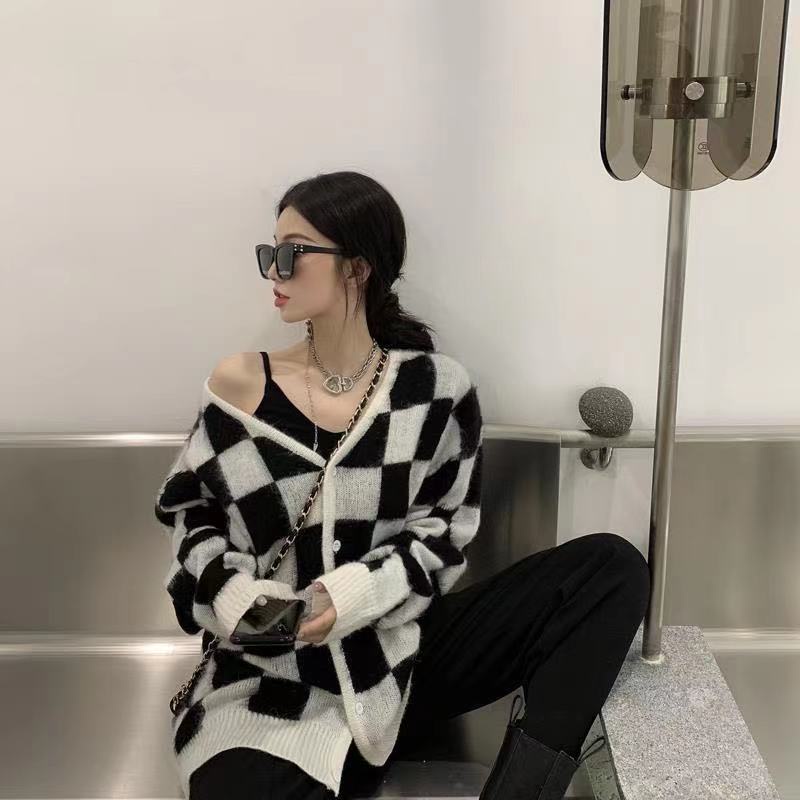 Áo Khoác Sweater Dệt Kim Cổ Chữ V Họa Tiết Sọc Trắng Đen Phong Cách Hàn Quốc