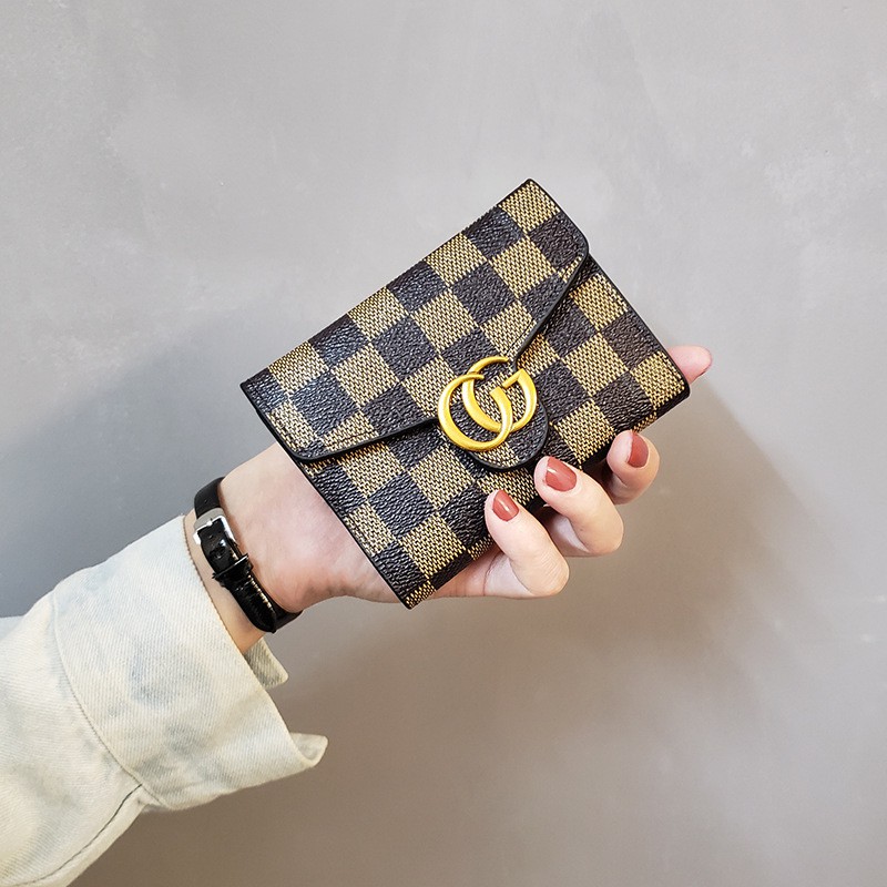 Ví gấp đựng thẻ ngắn nhỏ có nút bấm in họa tiết bàn cờ