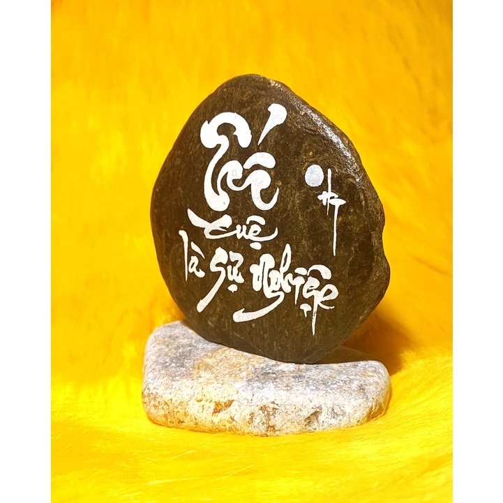 Thư pháp chữ Trí viết trên đá. Kích thước: 8x6x12cm