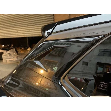 Ốp mang cá sau xe Toyota Corolla Cross, ốp trang trí kính sau xe Toyota Cross 2020-2022