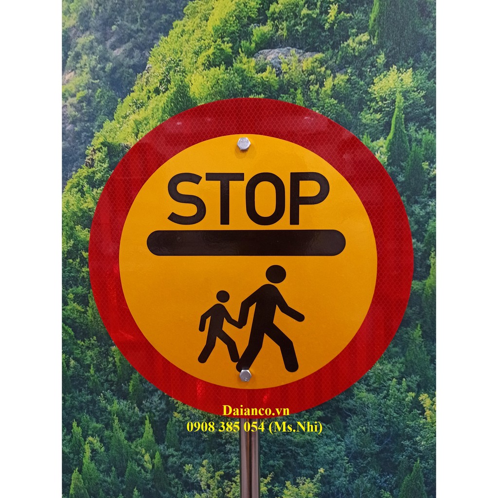 Bảng báo chất liệu alu dán decal phản quang nội dung &quot;STOP'' nhằm gây sự chú ý khi băng qua đường- Hình thật