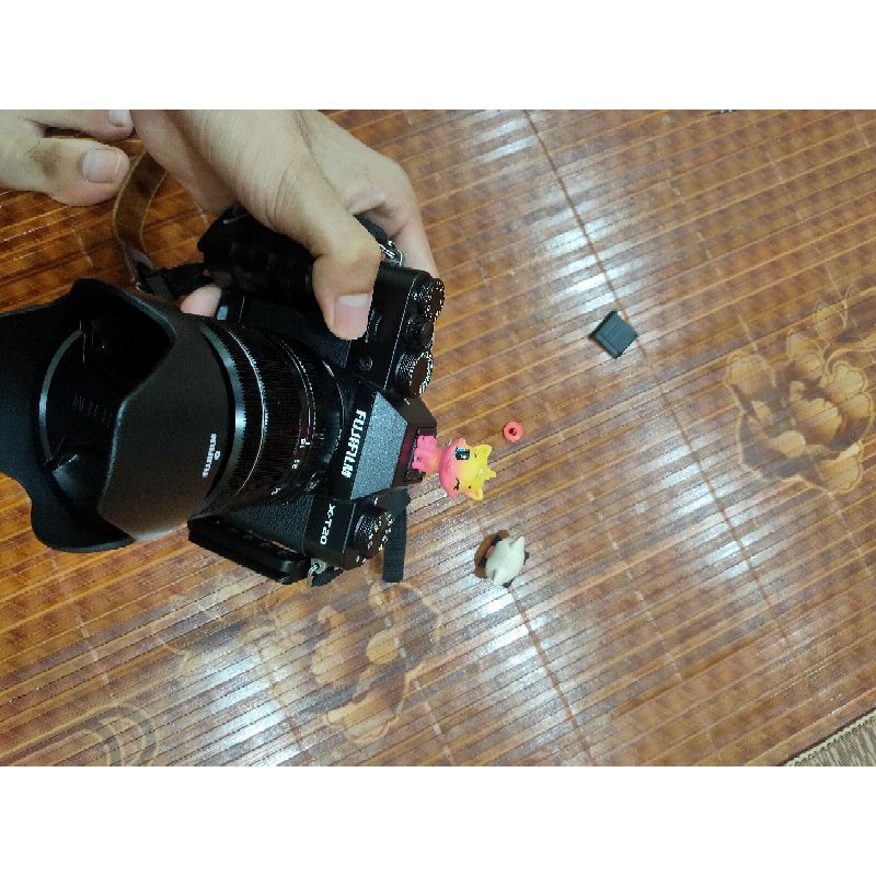 Combo máy ảnh xt20 có G-plate và lens 18-55 fujinon - tặng thêm 2 nút bấm cùng hộp chống ẩm, ẩm kế và 0.5kg hạt chống ẩm | BigBuy360 - bigbuy360.vn
