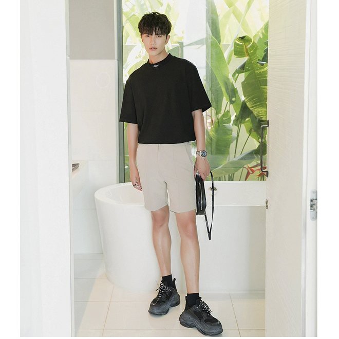 Áo thun form rộng cổ bo chữ CHIC thêu màu ĐEN