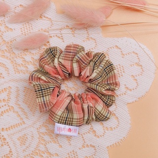 Dây buộc tóc, cột tóc scrunchie caro lụa hồng trẻ trong phong cách nữ tính