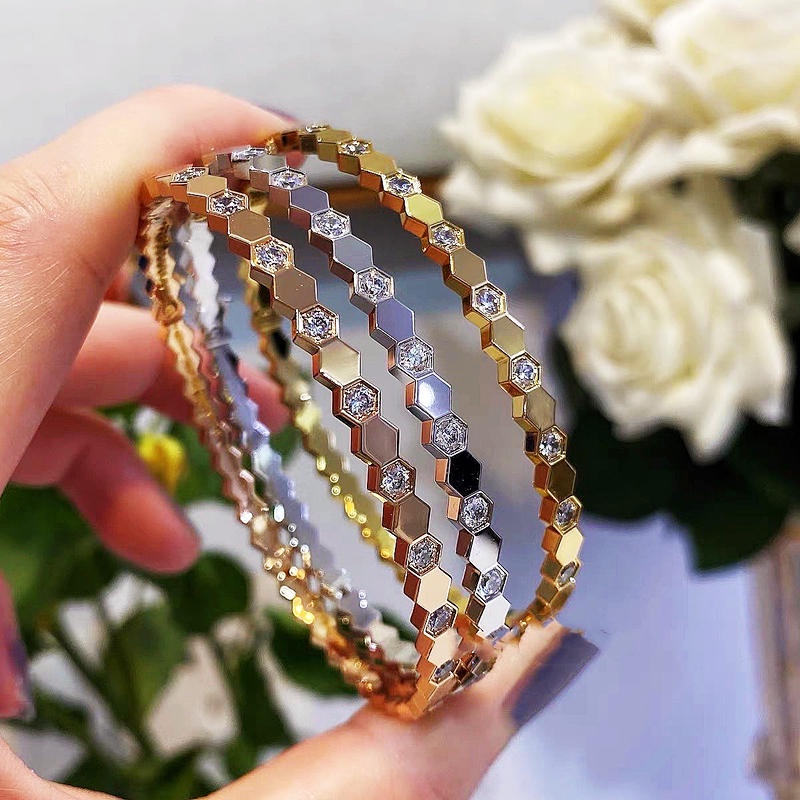 Vòng tay nữ chất liệu titan không gỉ mạ vàng 18k đính đá lấp lánh thiết kế thời trang sang trọng