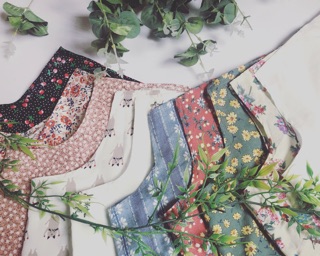 Combo đầm và áo bẹt vai hoa