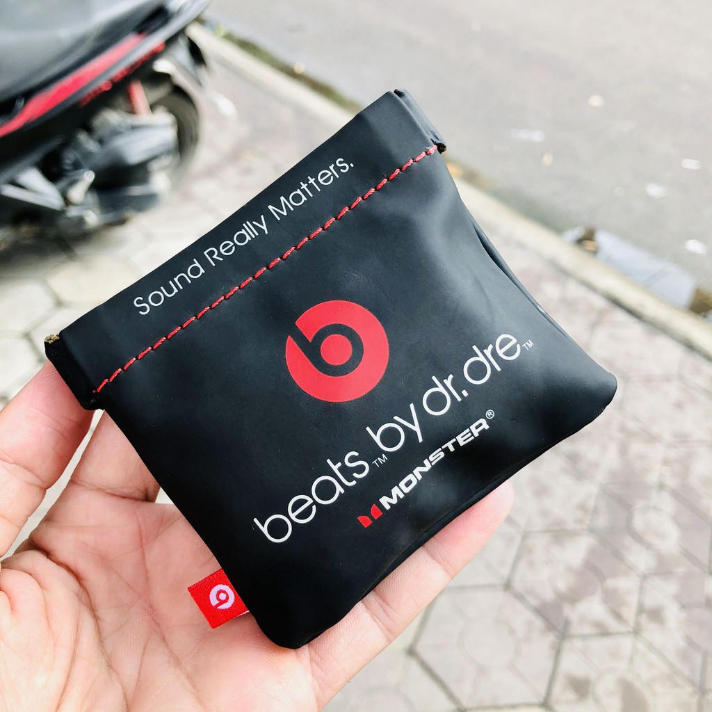 Tai nghe iBeats Monster.Thiết kế thể thao, chất âm trầm mạnh mẽ, bass sâu dày. Chân kết nối 3.5mm