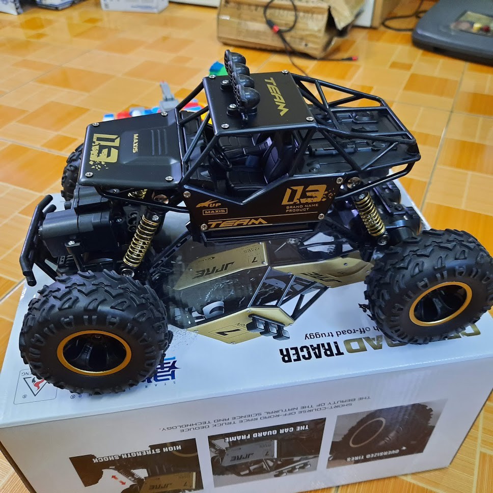 Xe địa hình điều khiển từ xa sóng 2.4G 2 cầu Offroad vỏ ốp hợp kim tỷ lệ 1:16 tặng kèm pin và cáp sạc