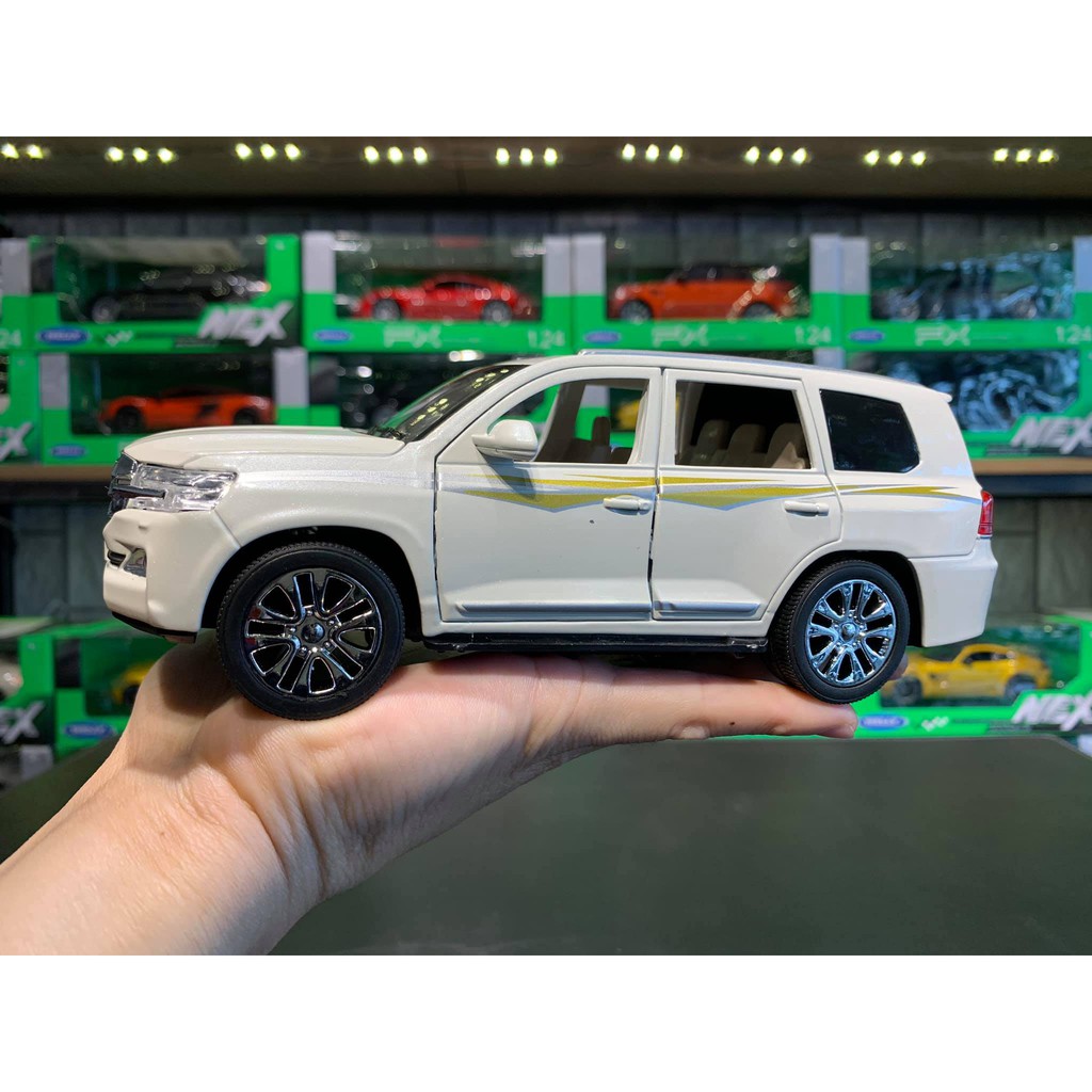 Xe mô hình hợp kim Toyota Landcruiser V8 tỉ lệ 1:24 hãng XLG màu trắng