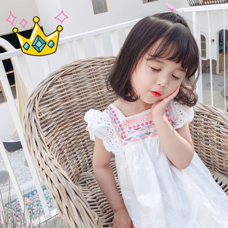 🍧🍧🍧 Đầm vải trắng thêu thổ cẩm trên ngực áo rất xinh cho bé gái luôn🥰