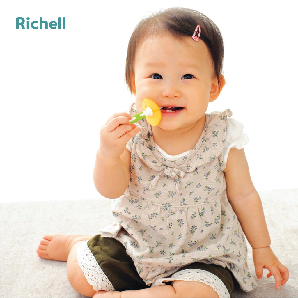 Bàn chải Richell bước 2 (8 tháng)