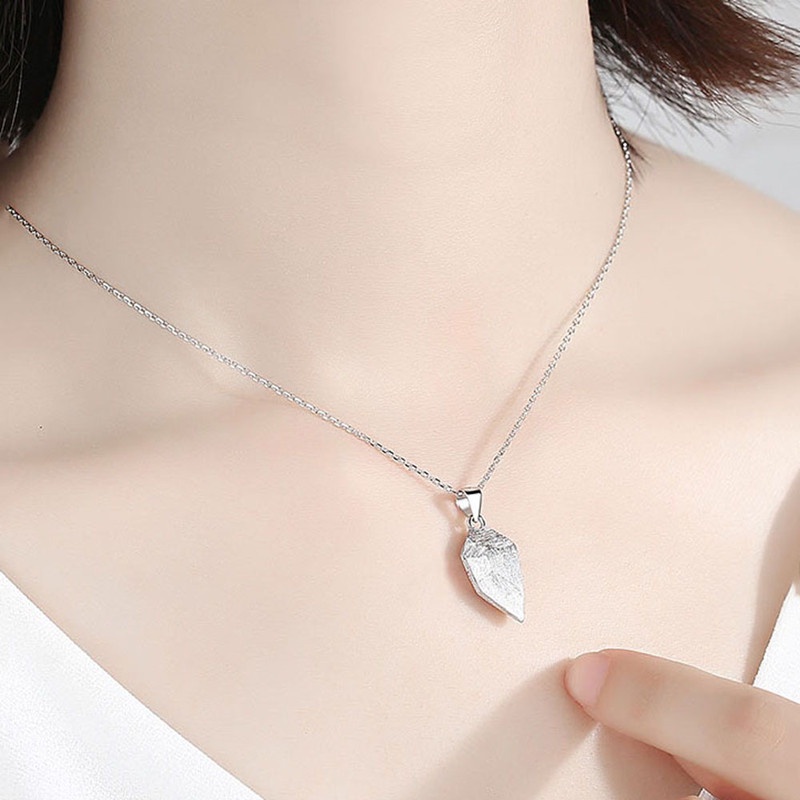 Set 2 dây chuyền nam châm hình trái tim trắng đen thời trang cho cặp đôi