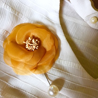 Cài áo hoa voan vàng mustard