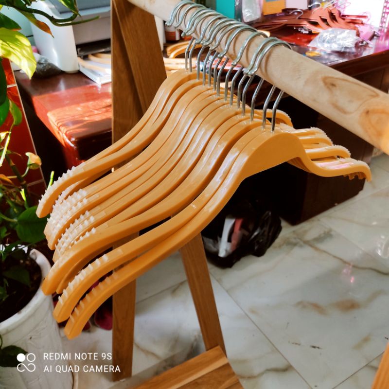 Móc treo quần áo, dáng tre bằng nhựa cao cấp có đệm vai chống tuột size 32cm và 38cm màu vàng, nâu cho shop thời trang
