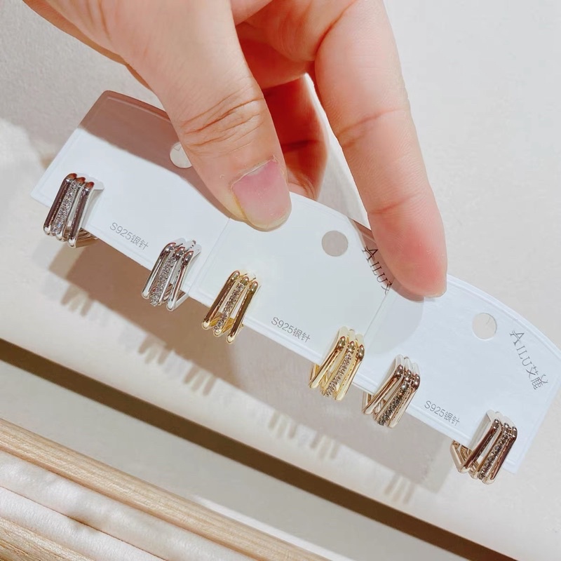 bông tai cạnh vuông nhỏ nhắn, khuyên tai góc cạnh cá tính