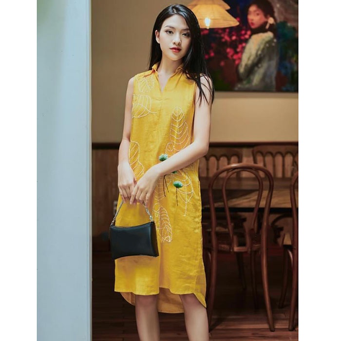 Đầm suông Linen tưng gân sát nách cổ bẻ thêu hoa trẻ trung, có 2 màu lựa chọn