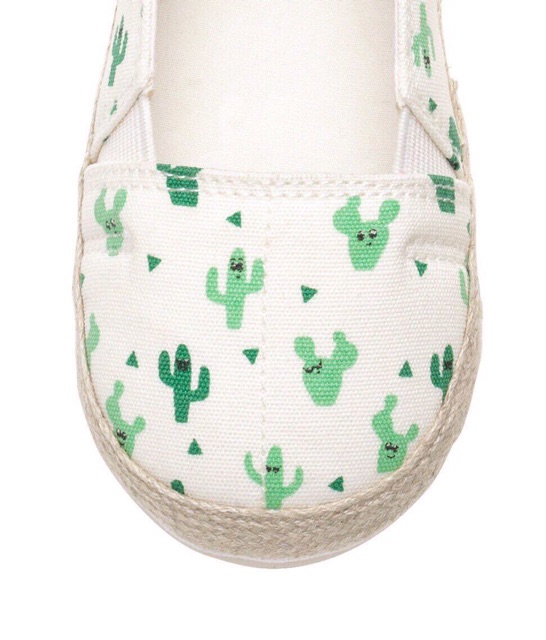 Giày slip on H&M xuất hoạ tiết xương rồng