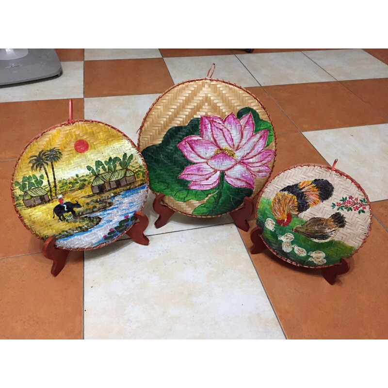 Chân giá để đĩa bằng gỗ mầu nâu.