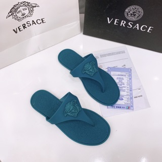 lê xỏ ngón versace