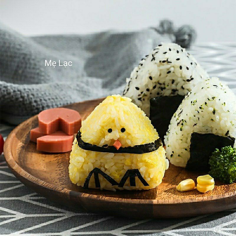 Khuôn cơm nắm onigiri hình tam giác cho bé ăn dặm, 2 chi tiết