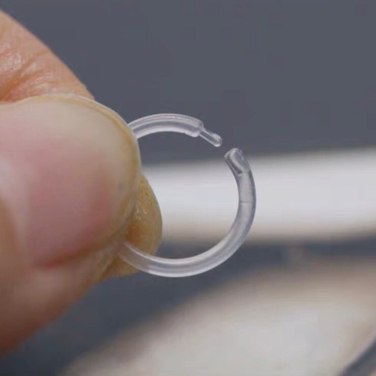 Khuyên tai tròn vòng nhựa sinh học trắng trong