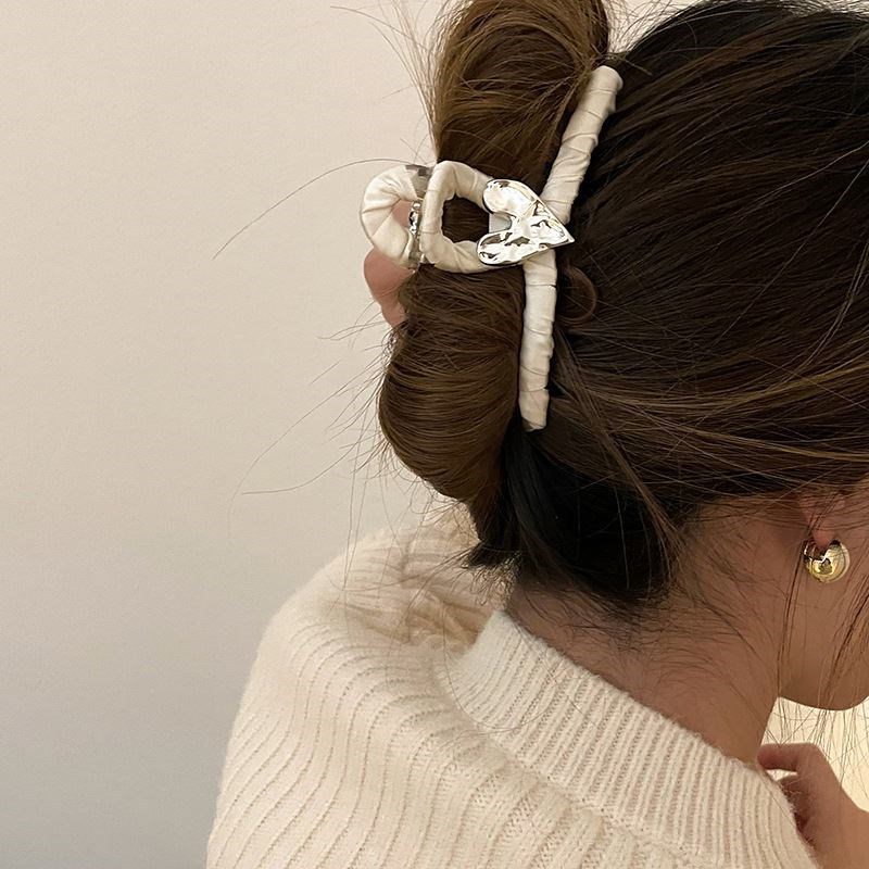 Kẹp tóc càng cua nhựa bọc vải đính hạt