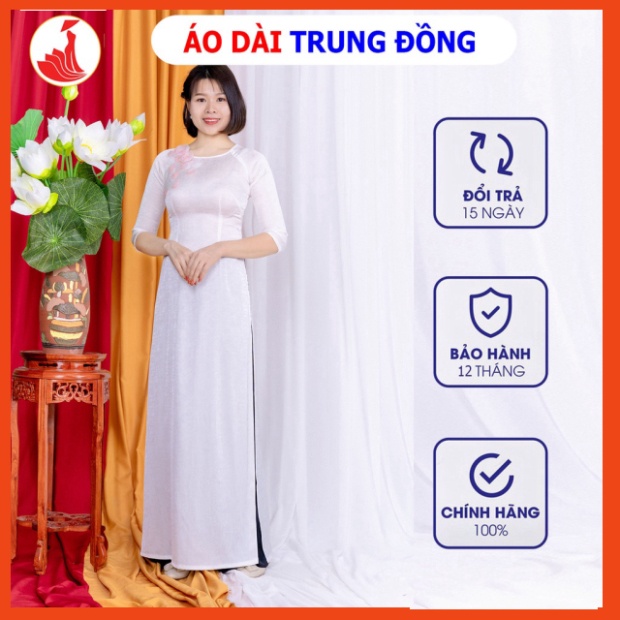 Áo dài đẹp chất liệu gấm cao cấp kết hoa ngực cổ thuyền màu trắng | Áo dài Trung Đồng