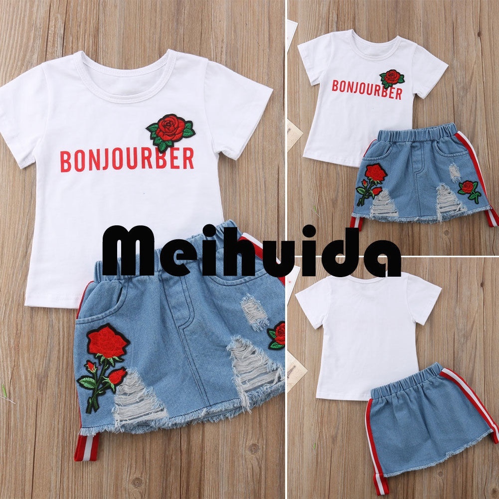 Áo tay ngắn cổ chữ V in hoa và váy jeans dễ thương cho bé gái