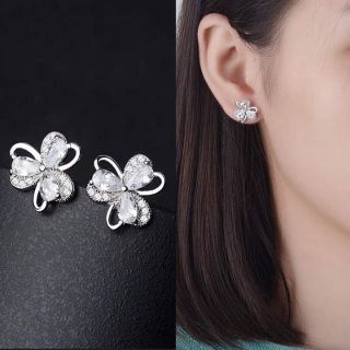 Sale com bo 2 đôi bông tai kèm.nước rửa bạc