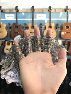 Móc chìa khoá Guitar isaac