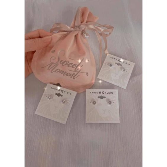 Khuyên tai đính đá