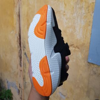Giày thể thao Prophere màu Đen chấm cam