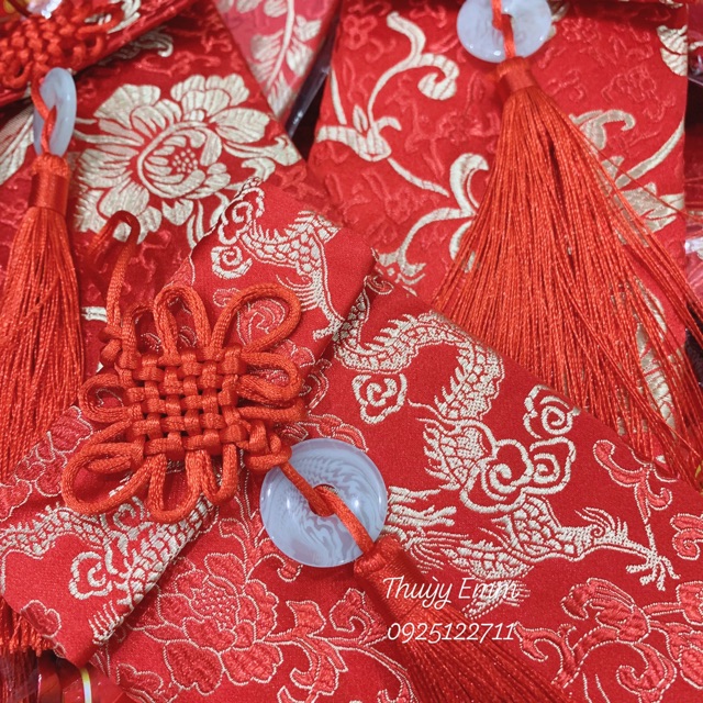 Bao lì xì cưới tết vải gấm đỏ kèm ngọc bội treo | BigBuy360 - bigbuy360.vn