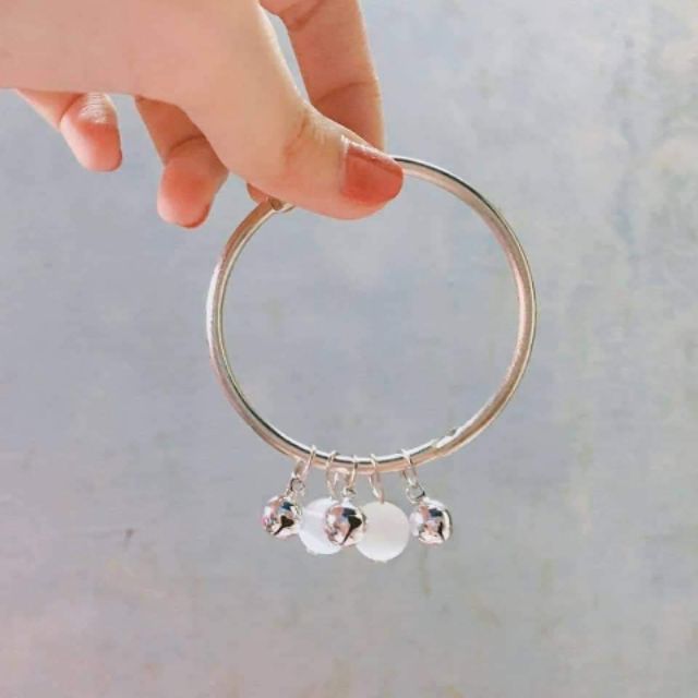 Kiềng tay đá tuyết có charme chuông ring ring ( 25k 1 cái)