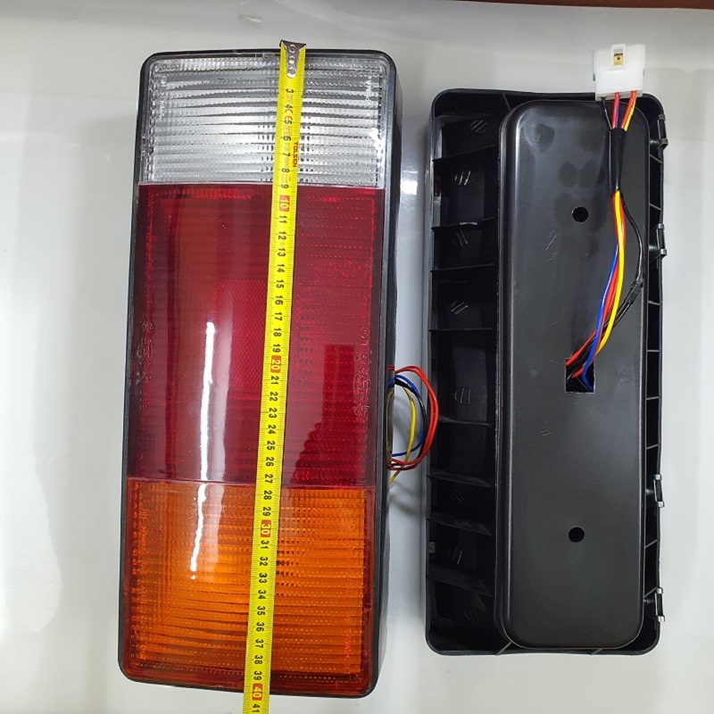 Đèn hậu xe tải (đèn lái) lắp cho xe tải thùng Hyundai 8 tấn 3 ô, kích thước 16cmx40cm. Hàng Việt Nam CLC