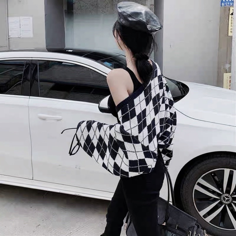 Set áo croptop 2 dây đen kèm áo khoác caro tay dài