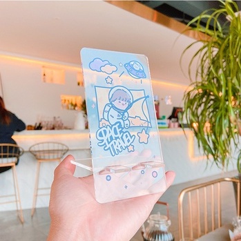 Giá đỡ điện thoại / máy tính bảng acrylic trong suốt dễ thương