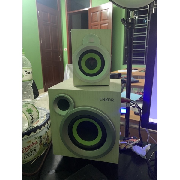 loa máy vi tính màu trắng cũ