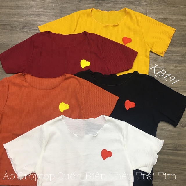 Áo Croptop Tay Ngắn Cuốn Biên Thêu Trái Tim