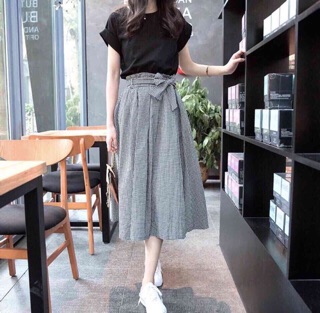 Set áo thun đen & chân váy caro midi