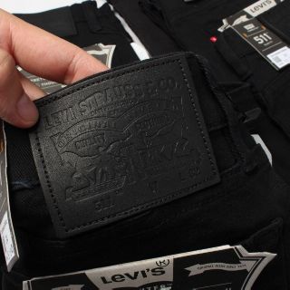 Quần Jean rách gối levis