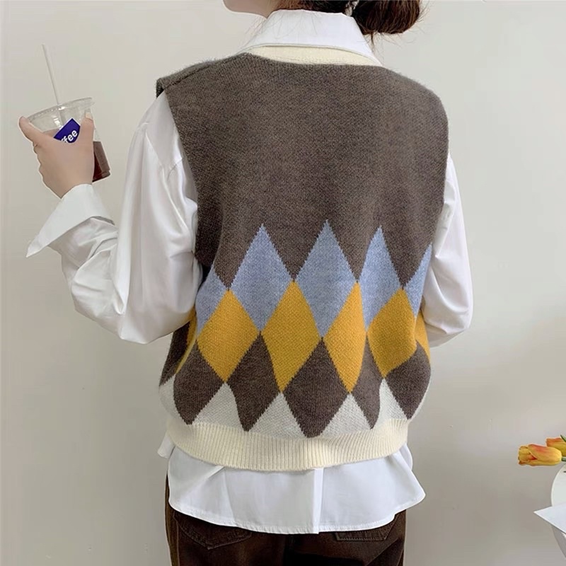 Áo len ghile họa tiết caro phối màu.
