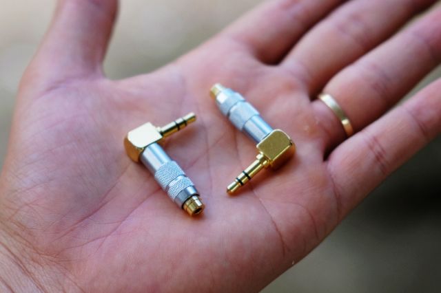 Giắc chuyển đổi cân bằng 2.5mm cái ra 3.5mm đực hãng Oyaide Nhật.