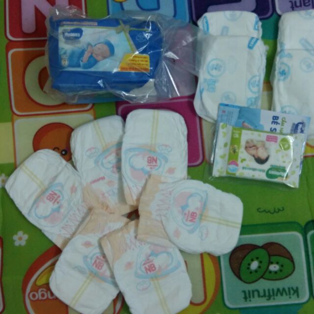 combo 100 miếng lót sơ sinh huggies size nb1(5kg) +100 miếng tã dán huggies size nb ( dưới 5kg)
