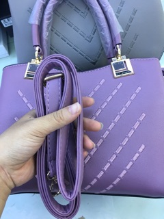 Túi công sở thêu chéo V size 22