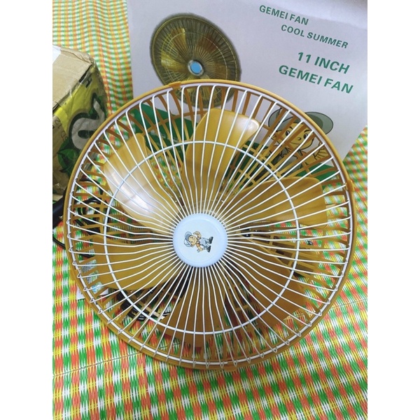 Quạt ô tô cắm tẩu , có chân kẹp điện 12V,24V đường kính 28cm màu vàng